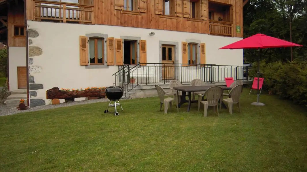 Terrasse et jardin privés avec salon de jardin, barbecue, parasol...