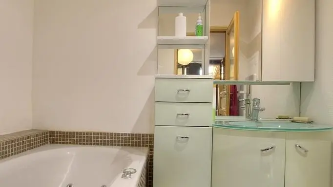 salle de bain attenante à chambre 2 lits