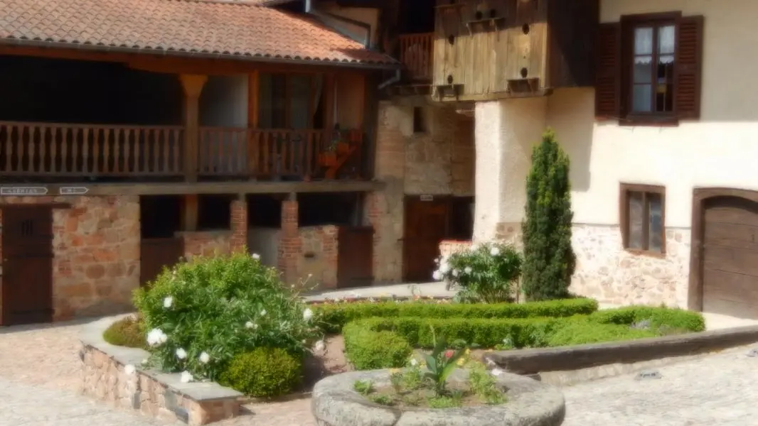 La cour, avec son pigeonnier resté tel quel.......