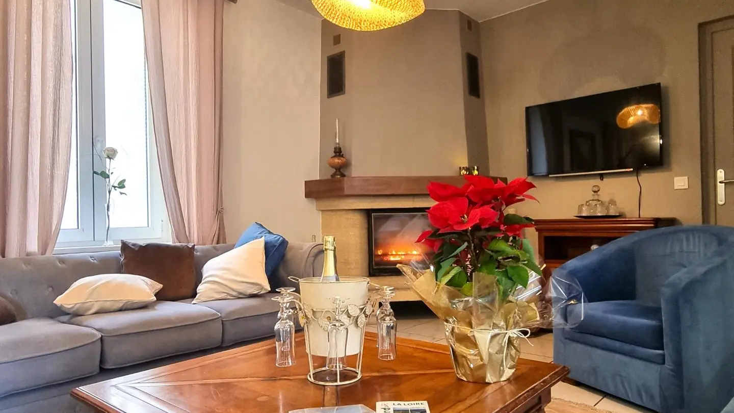 Espace salon détente avec cheminée.