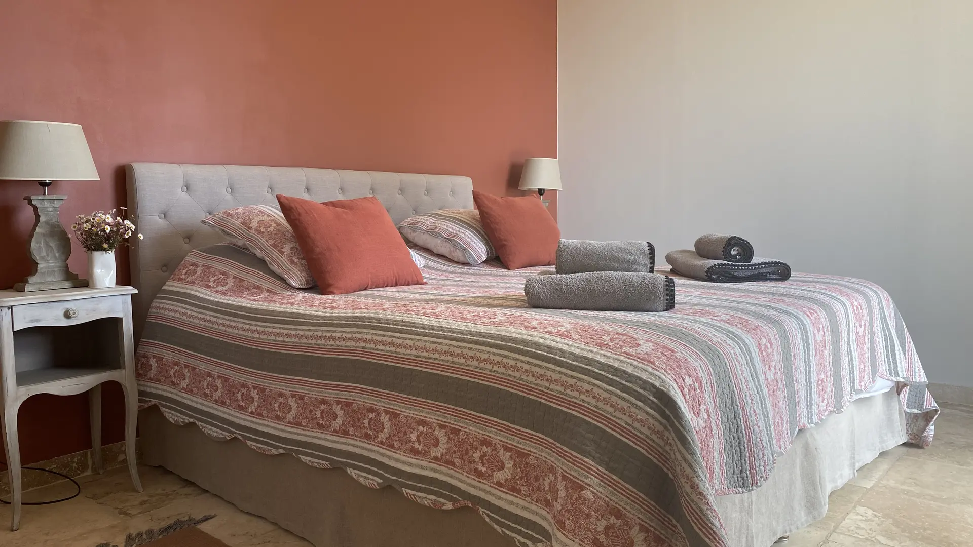 Chambre avec salle de douche attenante