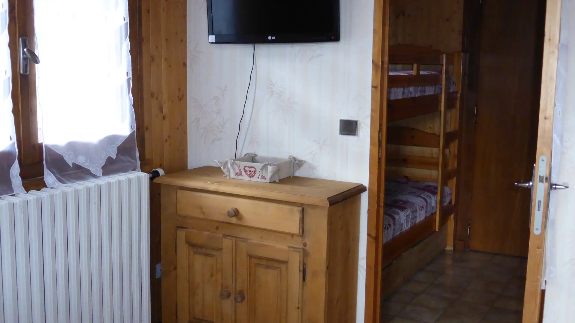 Séjour avec télévision/Living room with a television-Pont de Suize n°4-Le Grand-Bornand