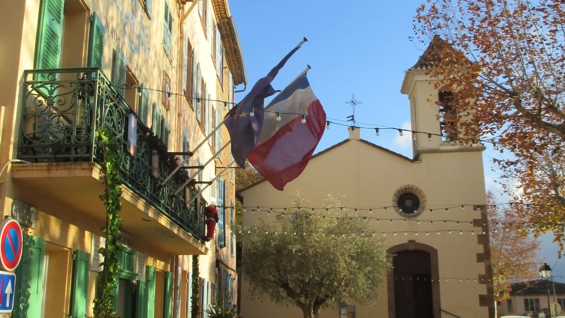 Place de la Mairie et Eglise Saint Victor