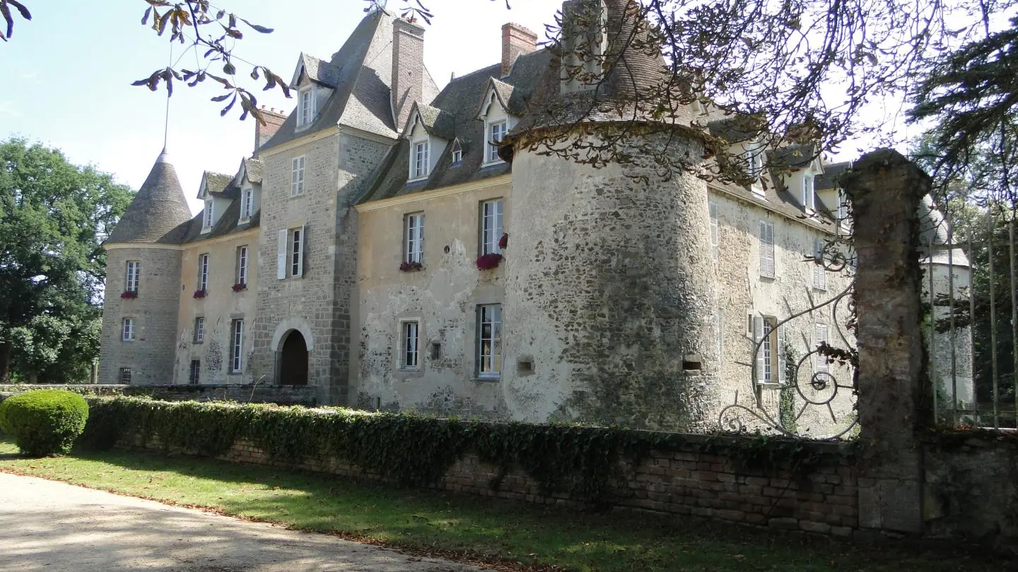 Le château de Bisseret à Montluçon dans l'Allier en Auvergne - cour d'arrivée