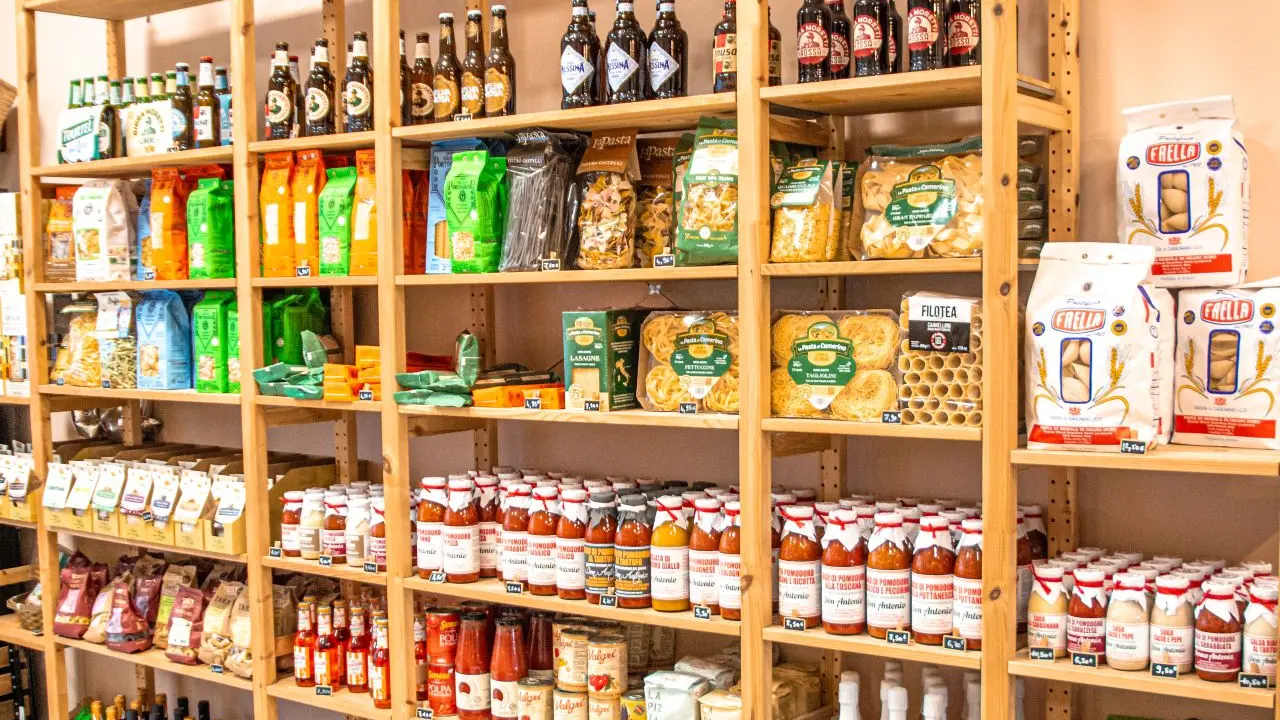 rayonnage avec produits italiens comestibles