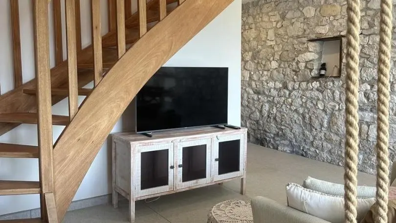 La chambre est à l'étage, voici l'escalier.