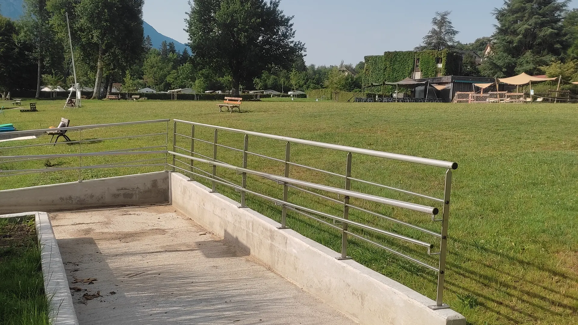 Rampe d'accès à l'eau pour PMR sur plage de Pré Argent