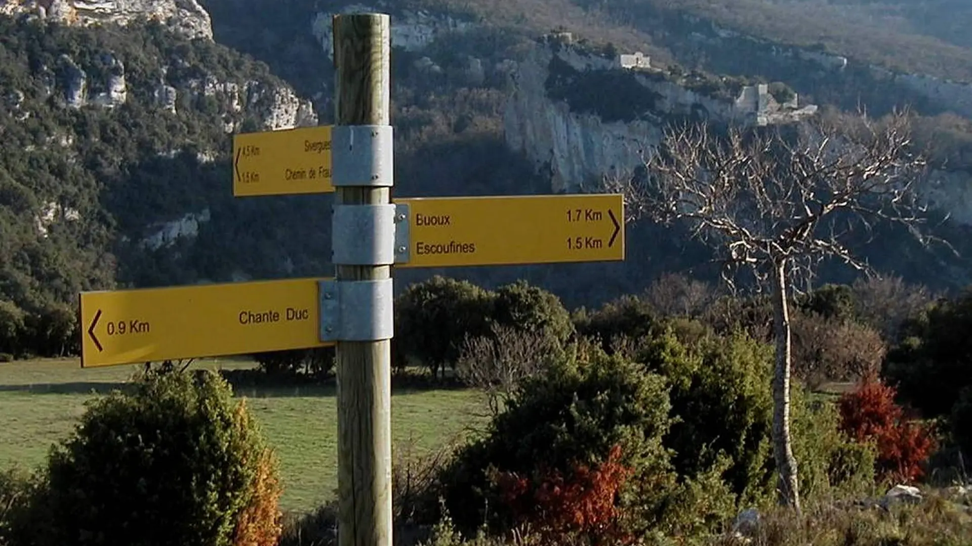 Fort de Buoux depuis le carrefour ''Les Ramades''