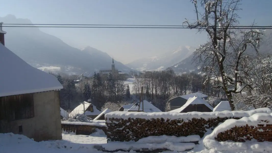 Vue du gîte sur l'Eglise de Jarsy.