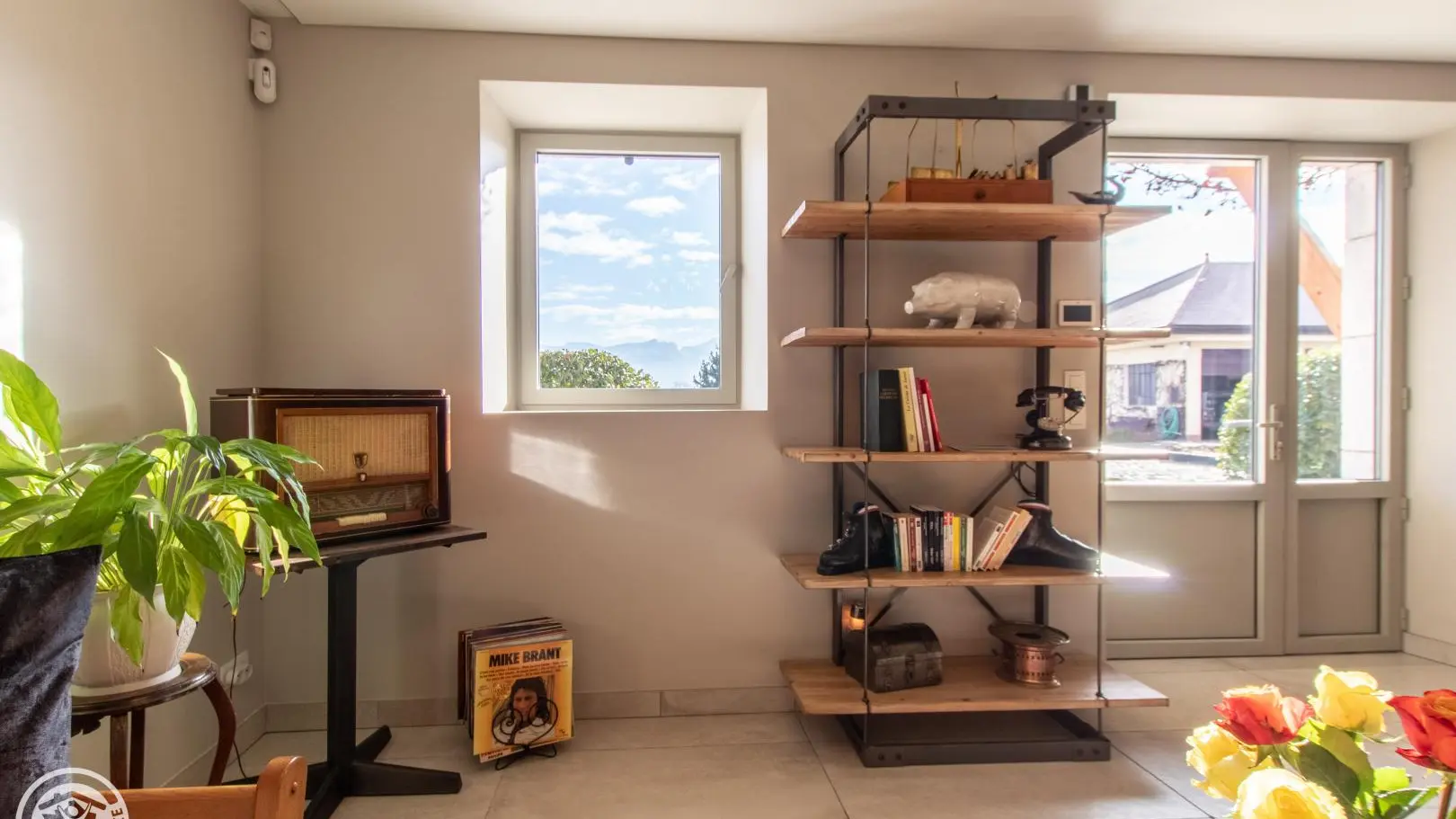 Espace détente commun avec canapé, bibliothèque, bureau (PC/imprimante)...