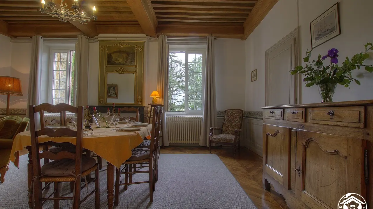 le séjour avec son plafond à la française agrémenté d'un coin salon