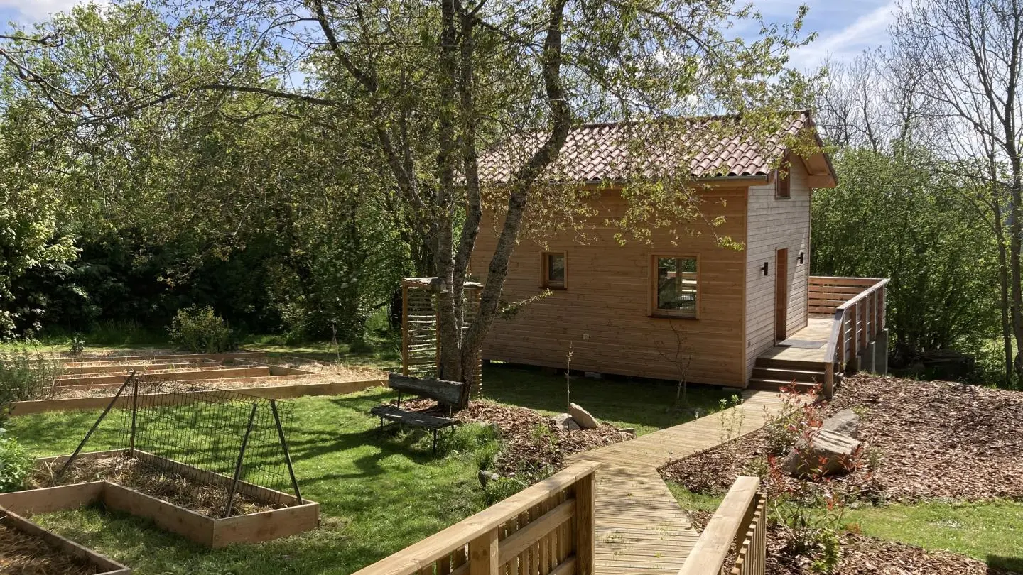 Le chalet se situe à l'avant du Domaine du Jardin des 4 M où l'on retrouve une maison d'hôtes et un restaurant.
