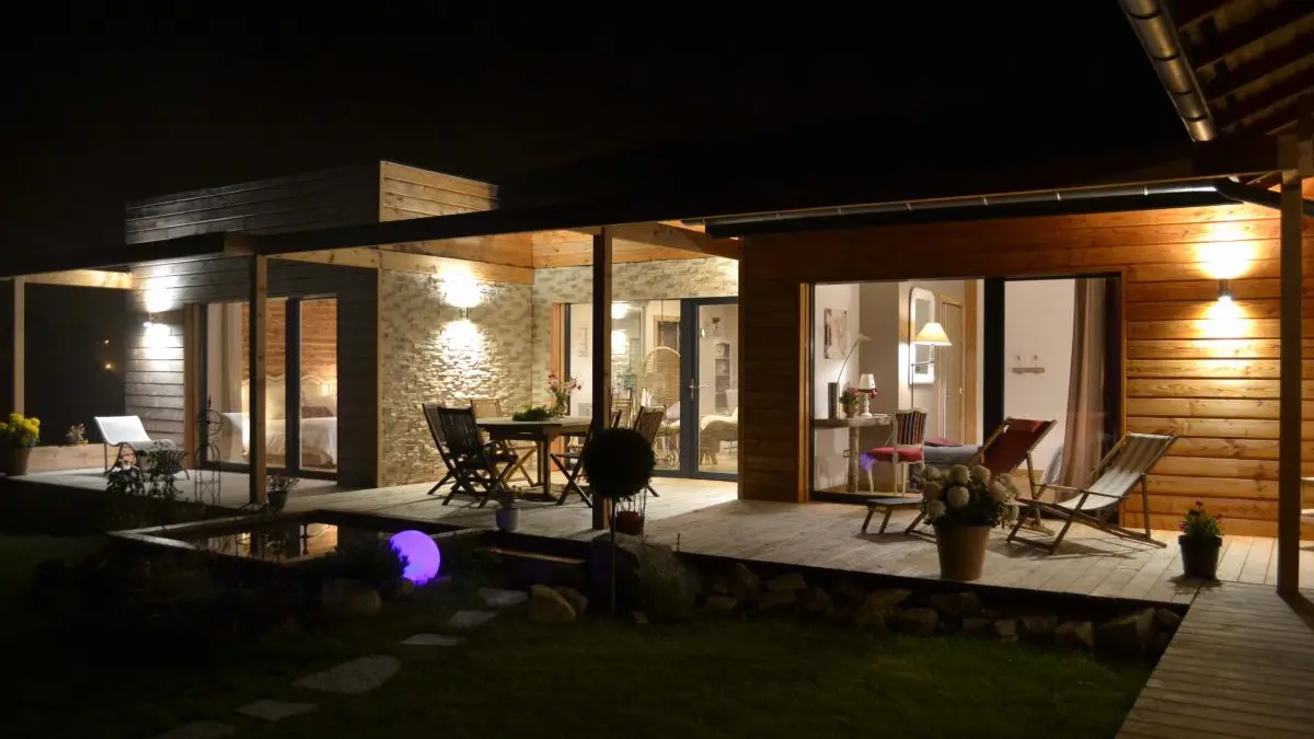 Vue de nuit maison en bois