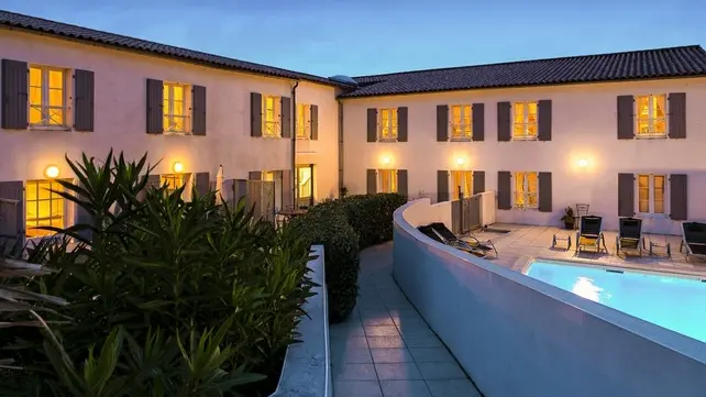 Piscine extérieure et entrée de l'Appart'hôtel Perle de Ré