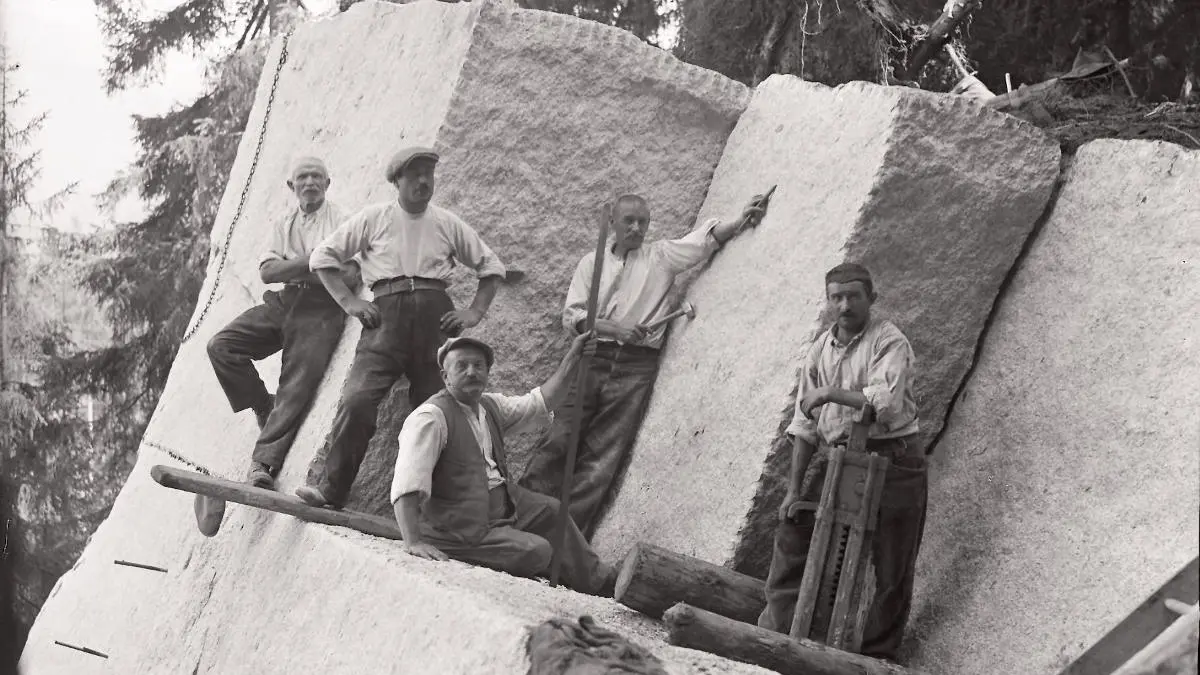 image d'archive, graniteurs devant blocs de granit