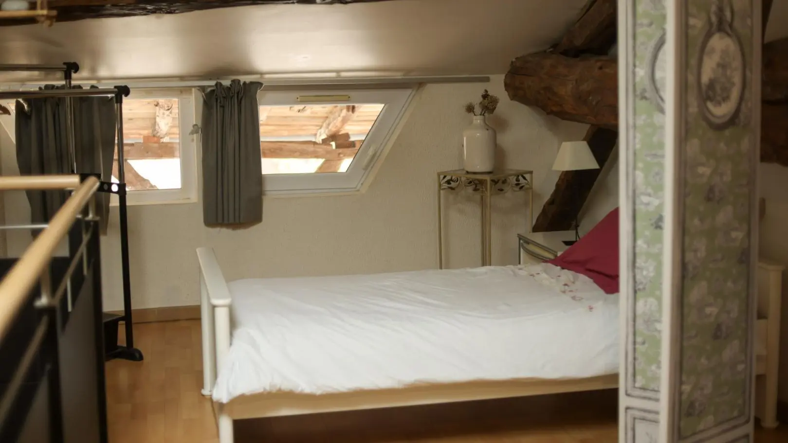 le lit en 90 situé en mezzanine