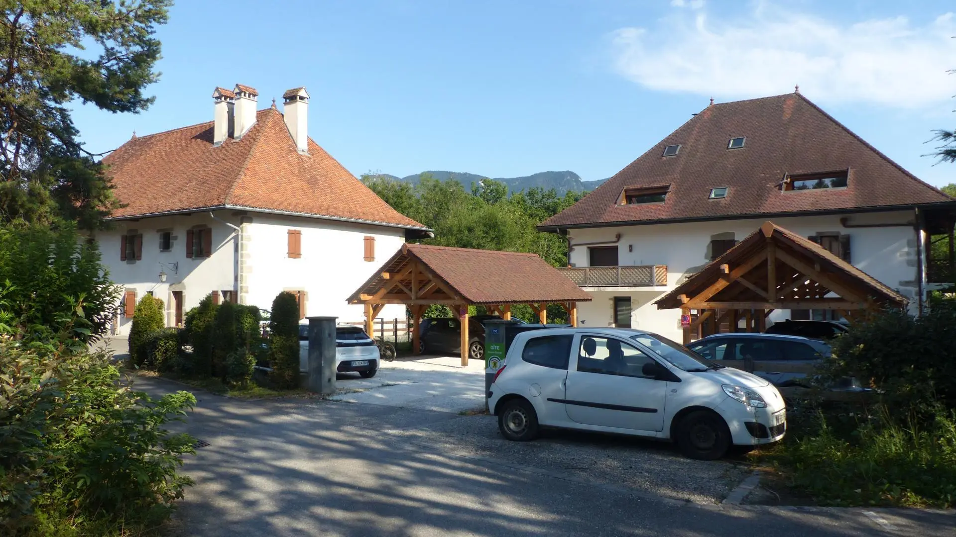 Entrée depuis la route