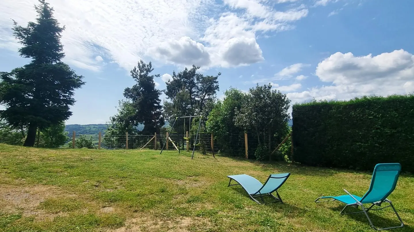 Bains de soleil, jeux pour enfants dans le jardin du gîte.
espace en cours d'aménagement