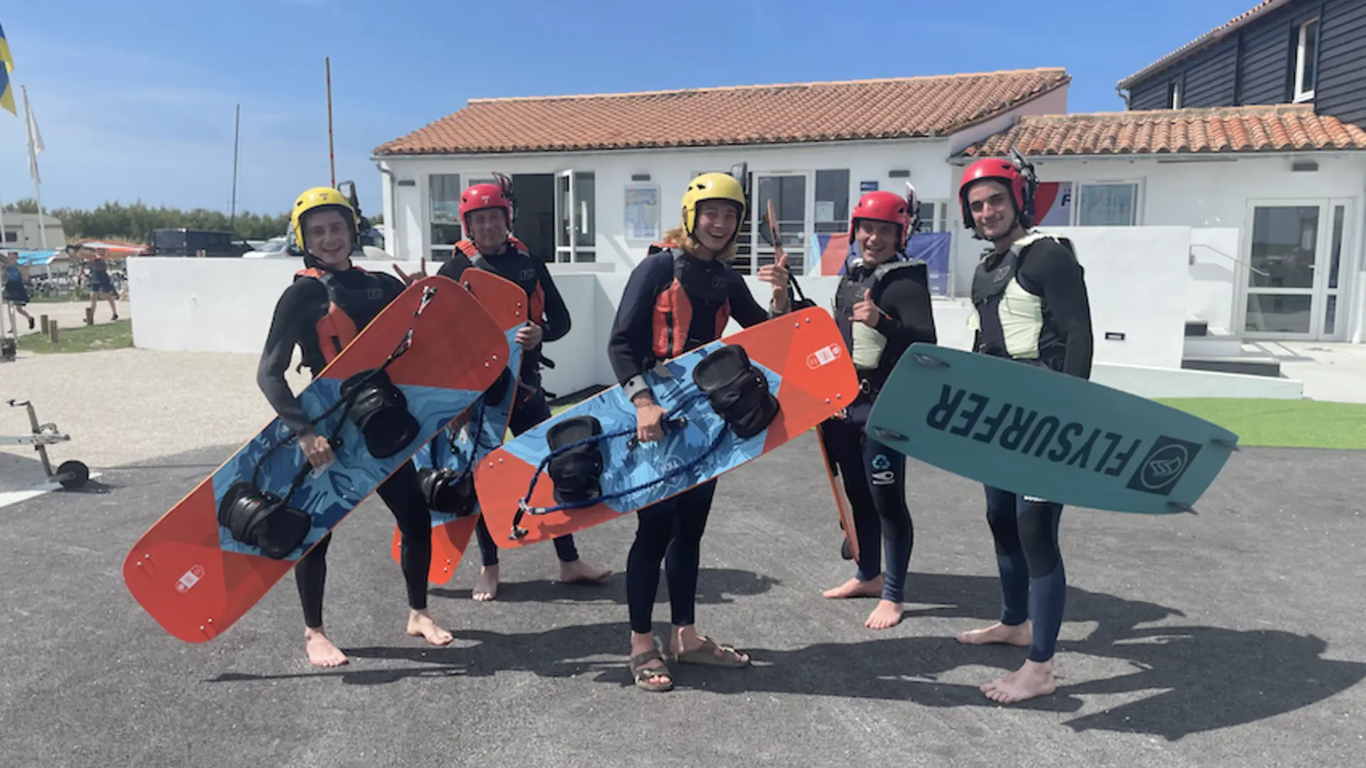Participants of a young kitesurfing course on the Ile de Ré