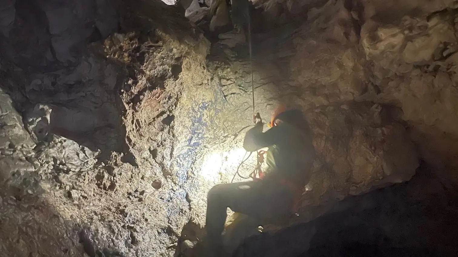 Premiers pas en spéléologie verticale