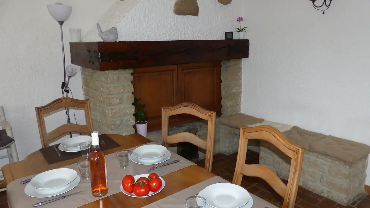 La salle à manger et sa cheminée