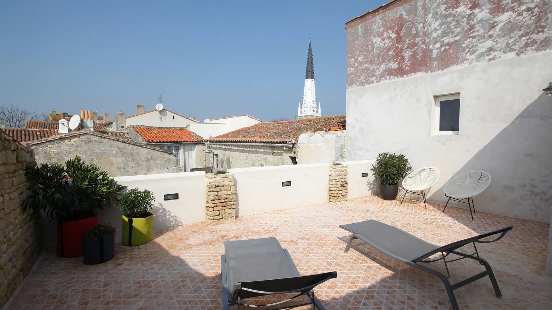 Terrasse et vue sur le clocher