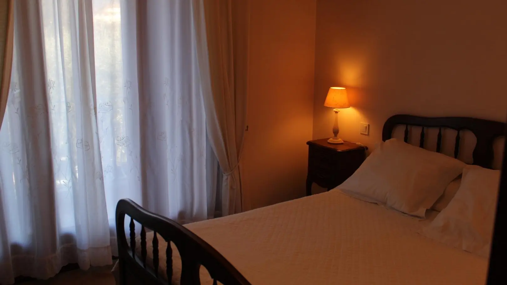 Gîte La Roche Rouge-Chambre Lit double-Colomars-Gîtes de France des Alpes-Maritimes