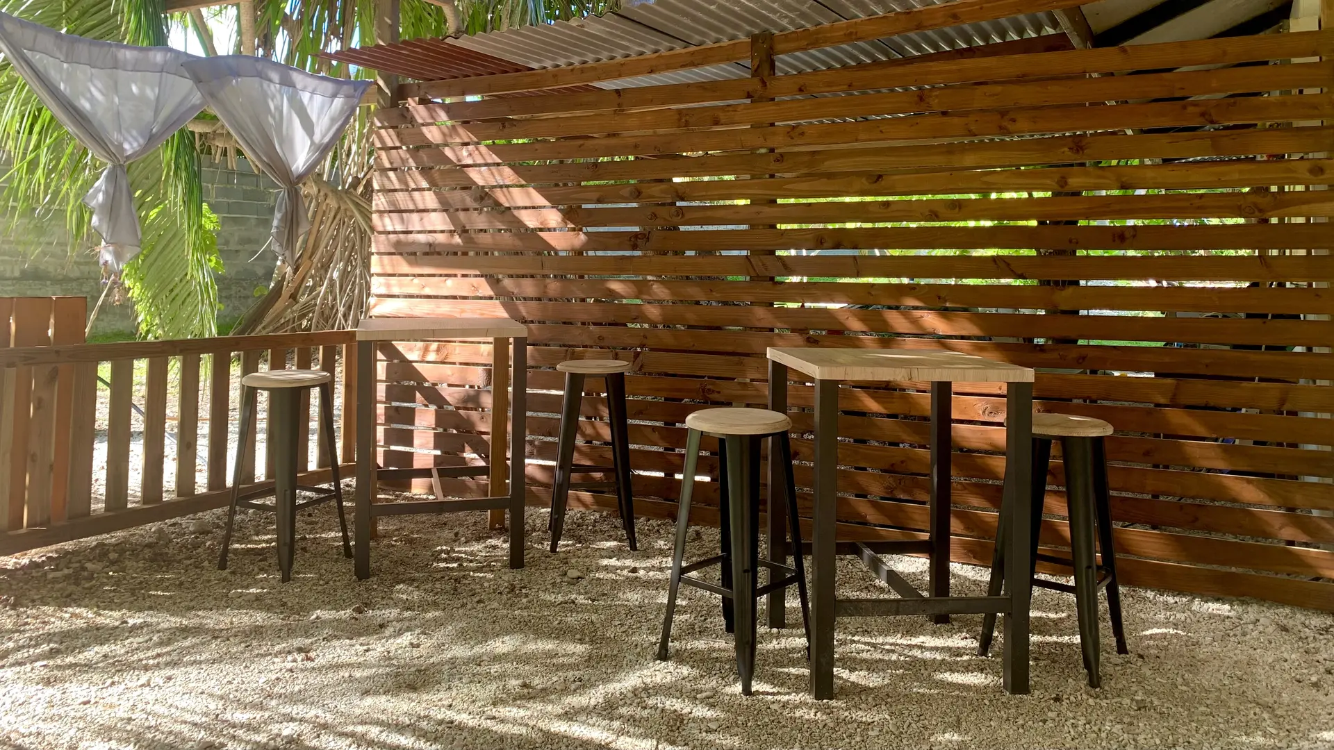 dorm_lounge_garden_rangiroa