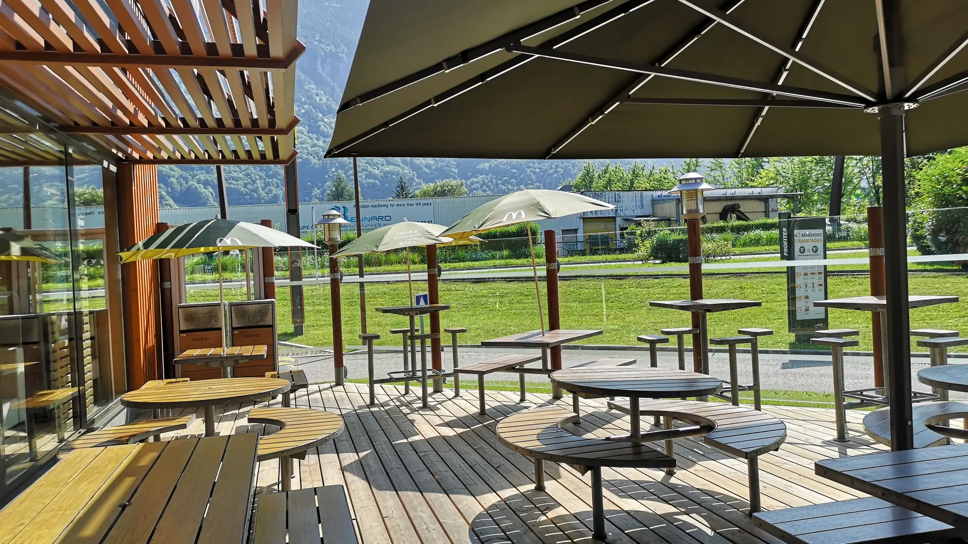 McDonalds Sallanches terrasse