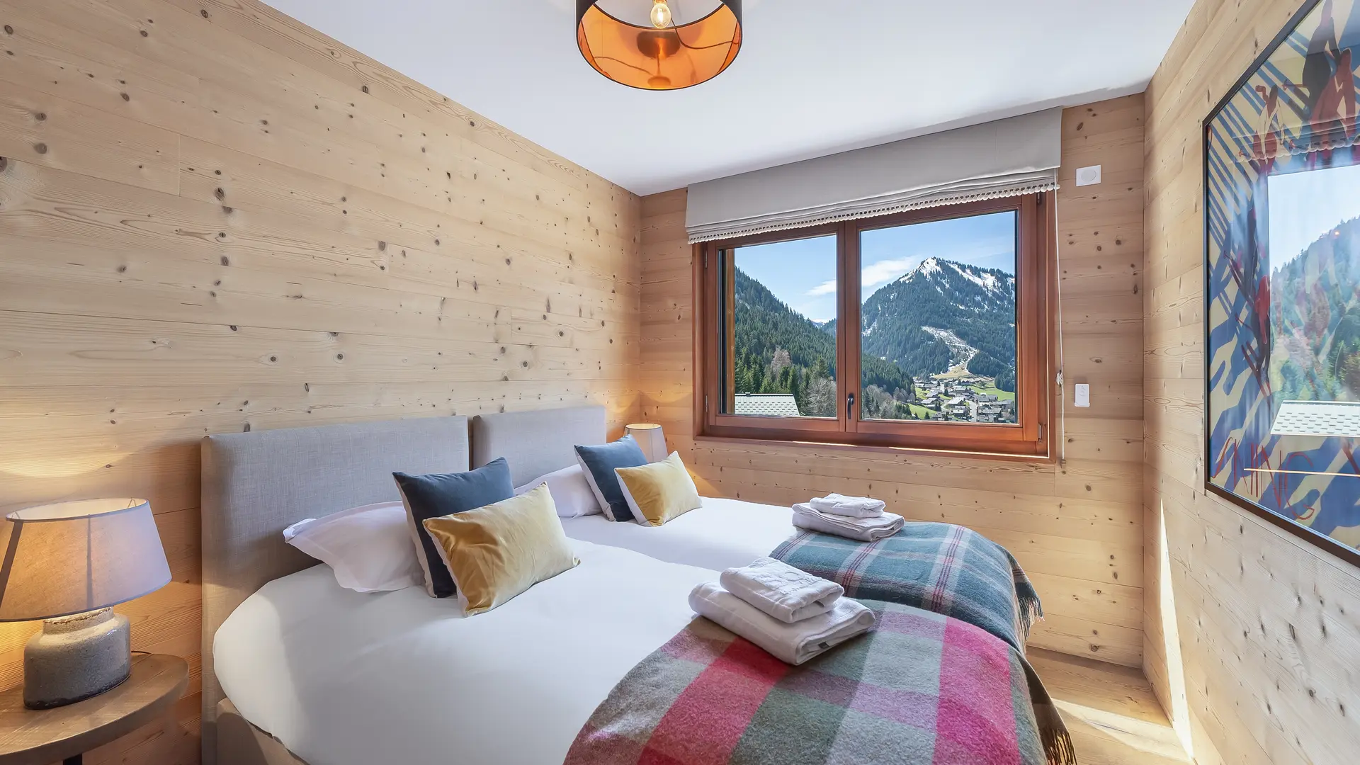Chambre twin avec deux lits simples, fenêtre, vue montagne