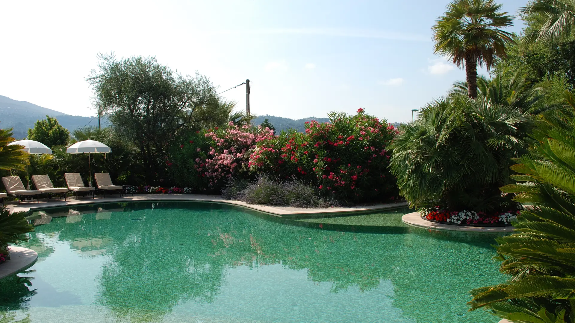 Piscine lagon commune, plage en pente douce