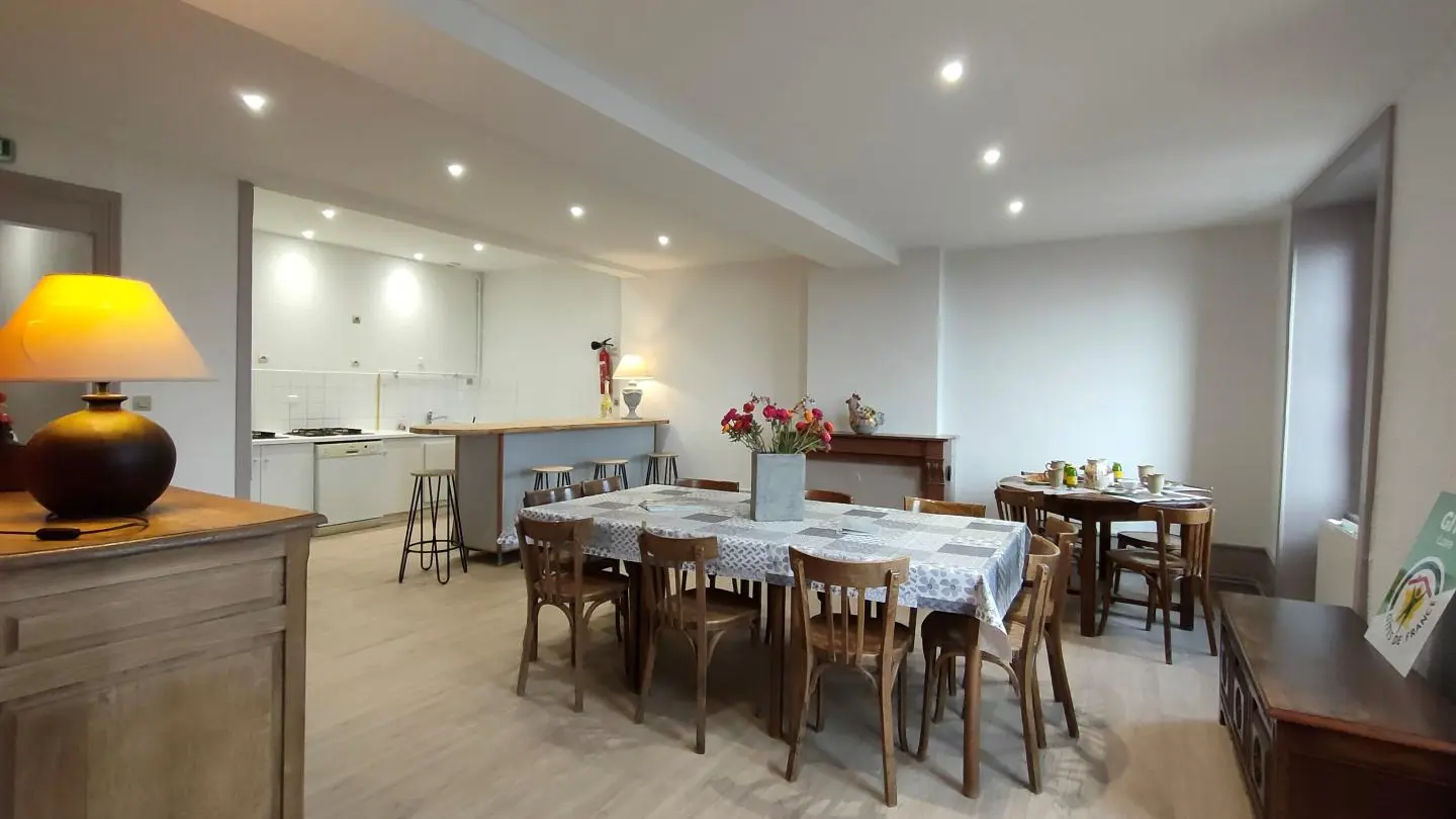 La spacieuse pièce à vivre avec la cuisine ouverte sur la salle à manger et le salon détente.