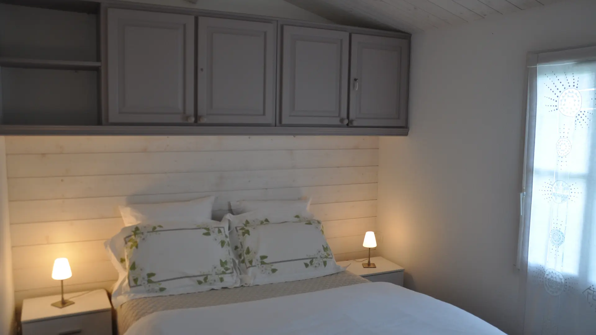 Chambre avec lit double