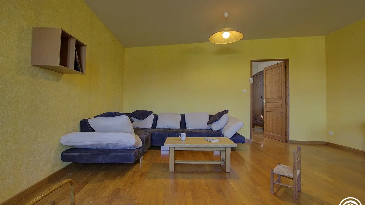 Le salon, accessible par 5 marches,  avec accès la chambre comprenant deux lits simples.