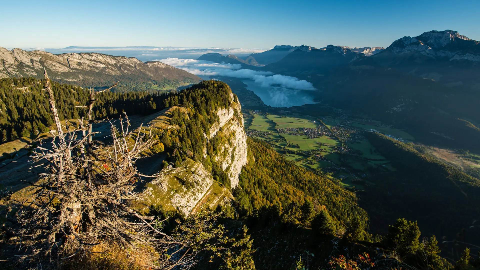 Point de vue sur le lac d'Annecy depuis la Montagne du Charbon