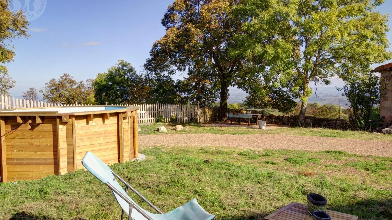 Jolie petite piscine hors-sol en bois (ouverte selon la météo de juin à septembre)