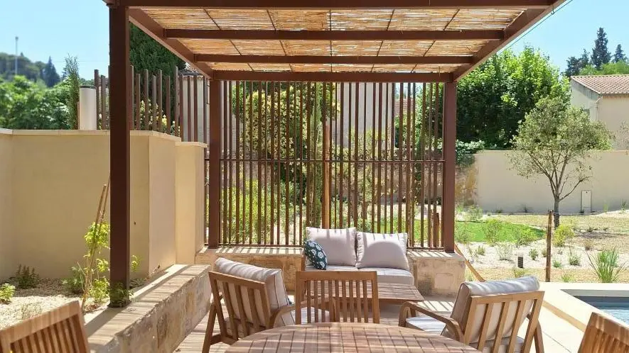 La pergola avec salon et espace repas