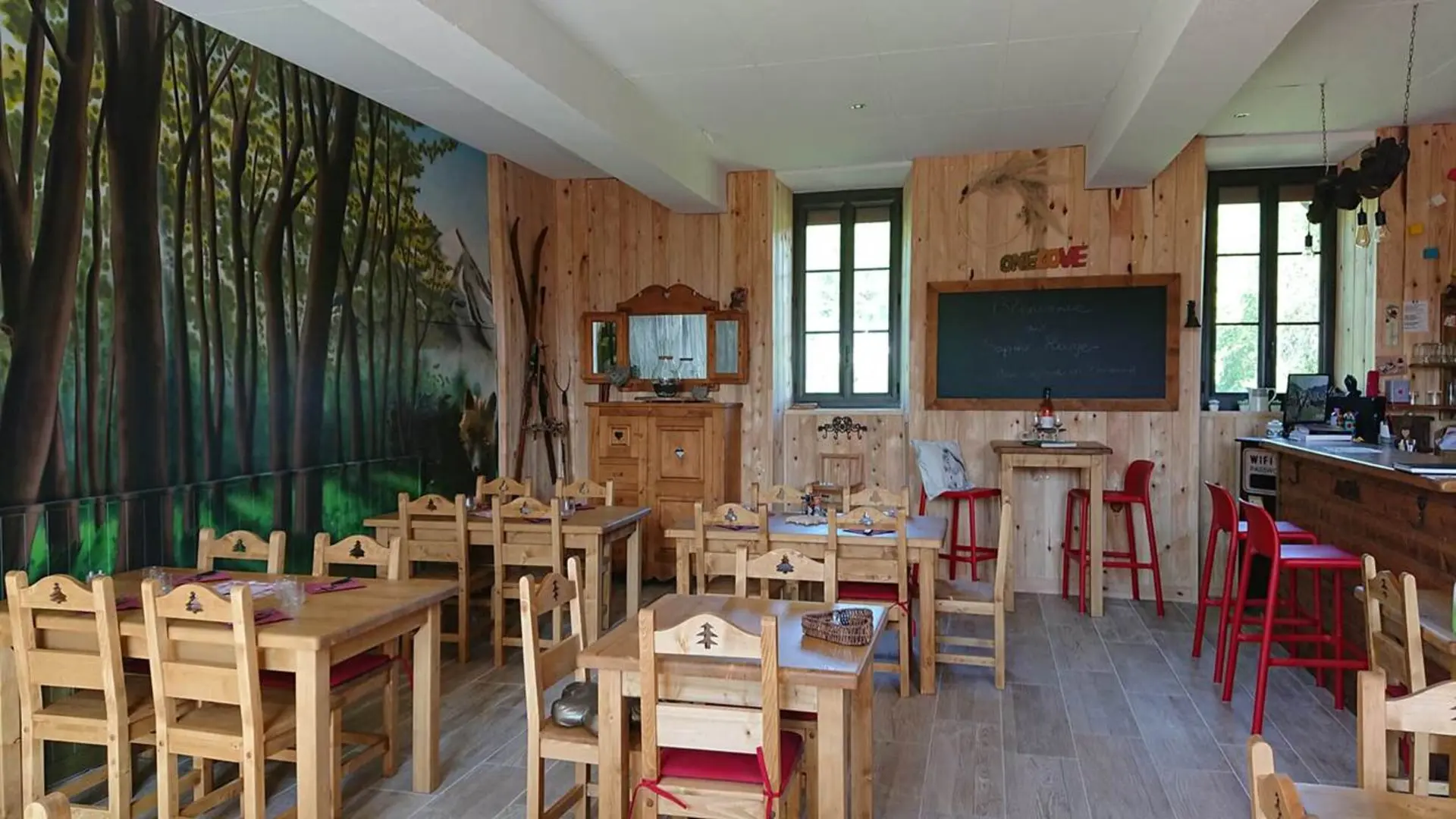 Dans une ambiance montagnarde , la salle de restaurant