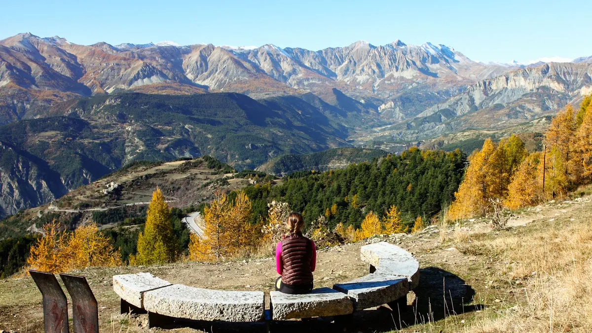 personne et panorama sur sentier plantéraire