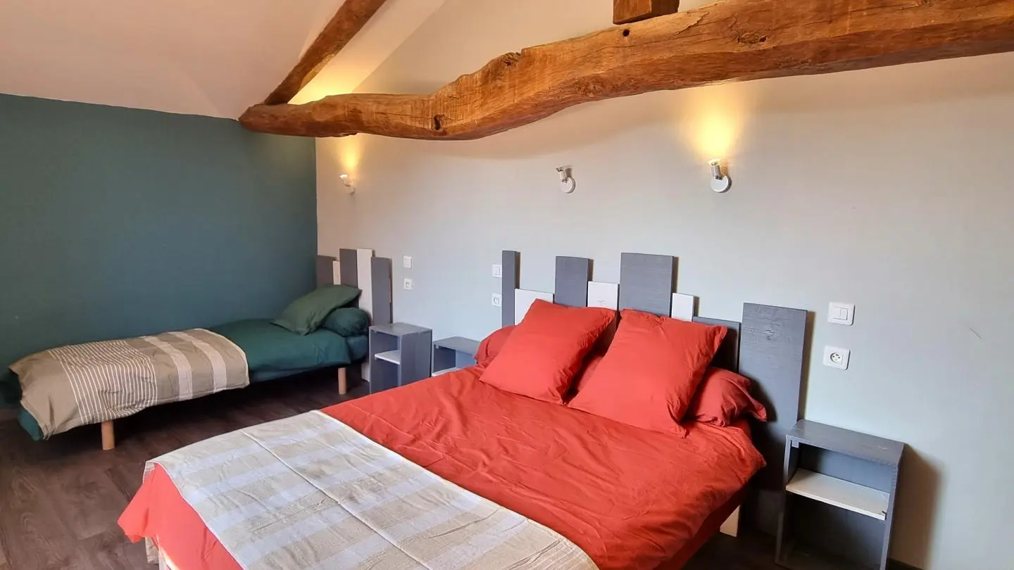 Chambre 4 : un lit 140x190cm et un lit 90x190 cm avec salle d'eau privative (douche et vasque).