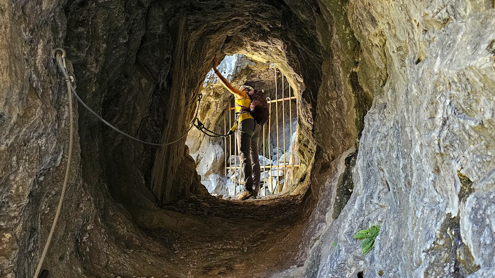 Traversée d'une galerie de l'ancienne mine