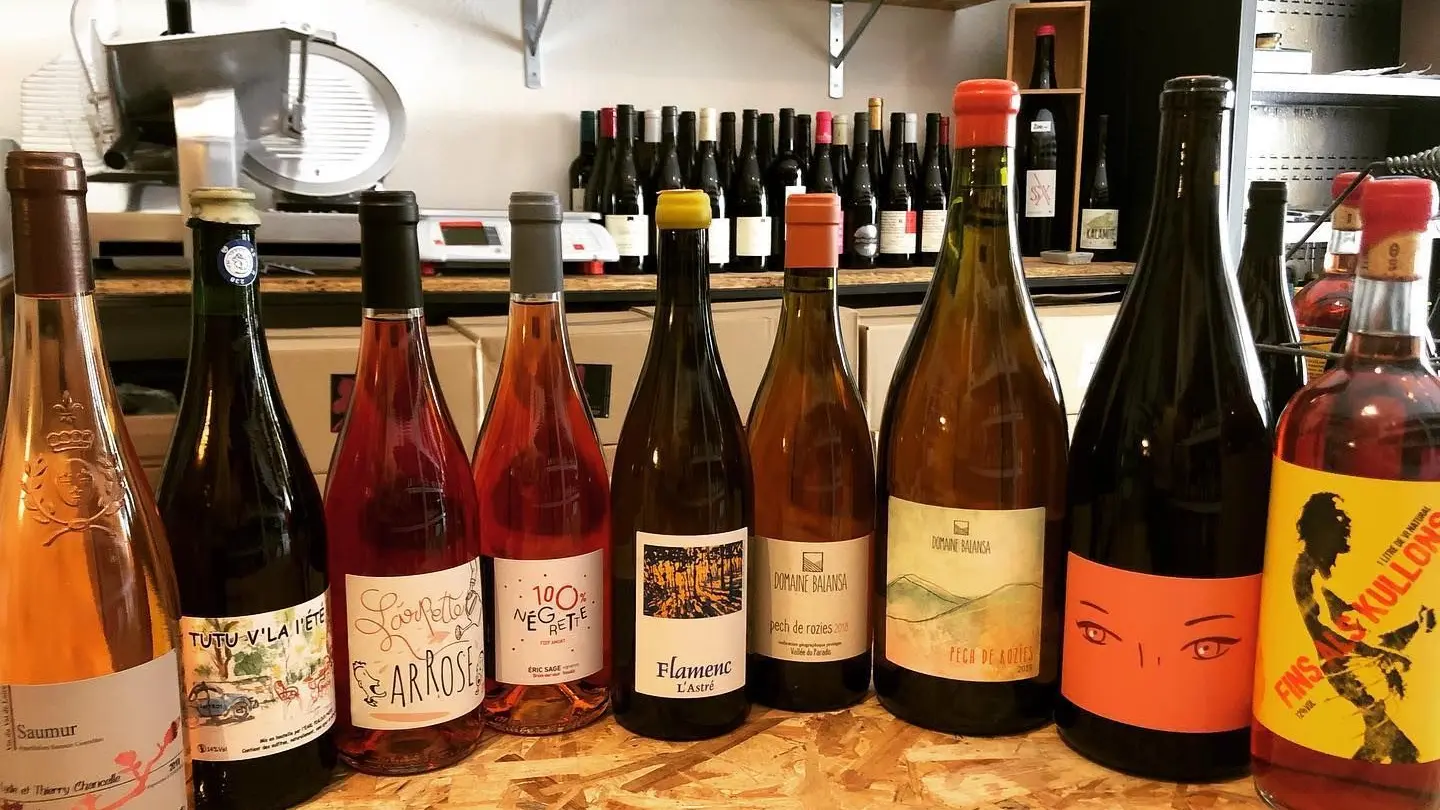 échantillon de bouteilles de vin rosé