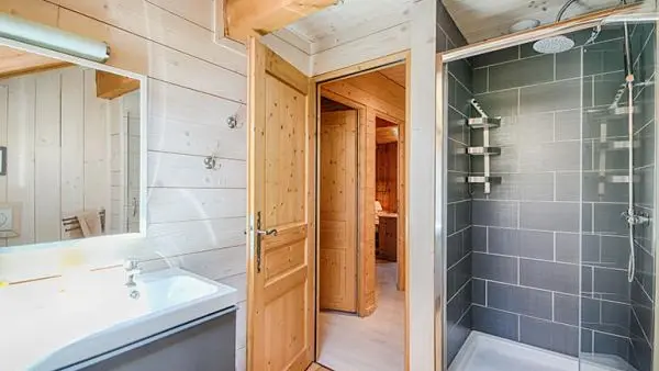 salle de bain à l'étage