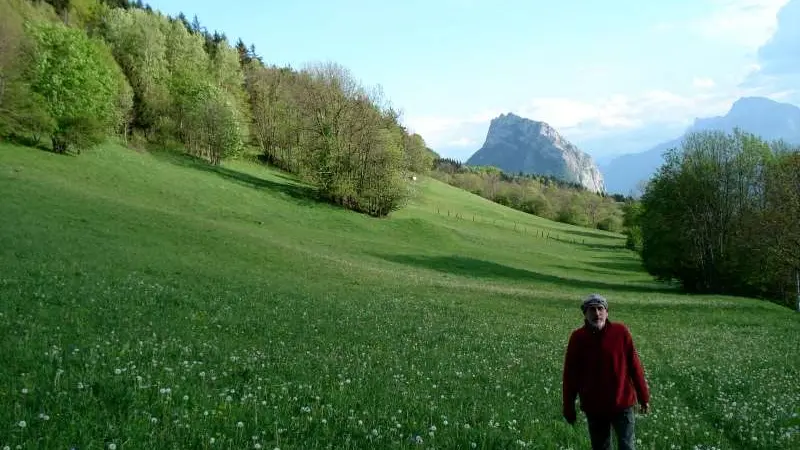 Albert, votre hôte en promenade près de chez lui