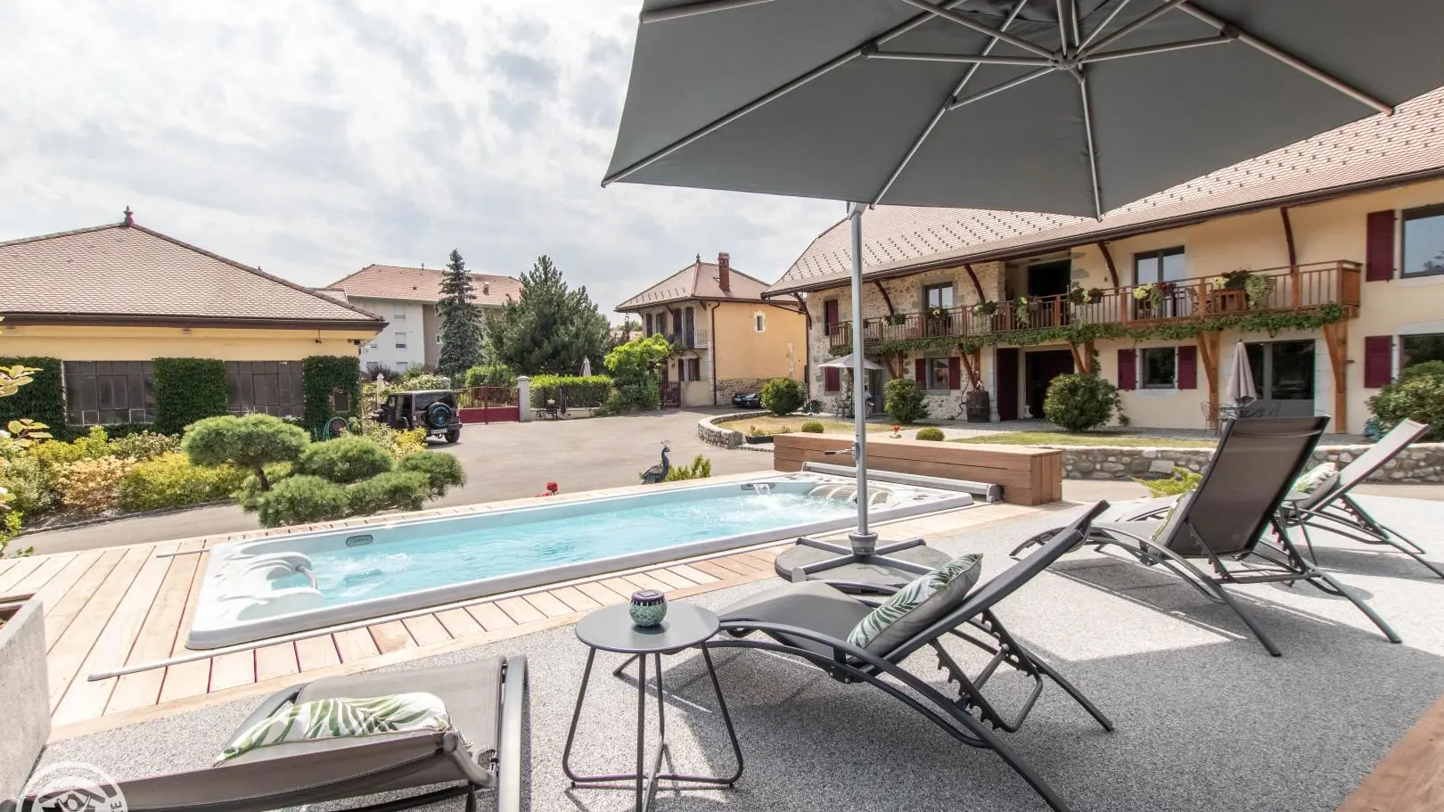 Espace détente extérieur avec espace bar, SPA de nage, solarium...