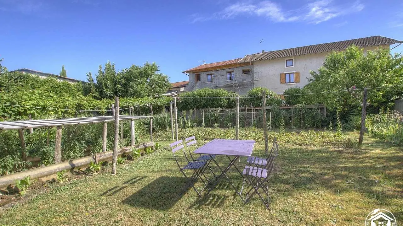 Côté Jardin avec vue sur la maison en cours de rénovation façade (à gauche).