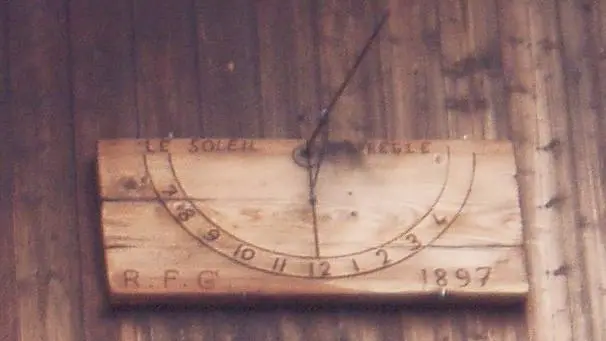 Wooden dial at the Laus de Cervières