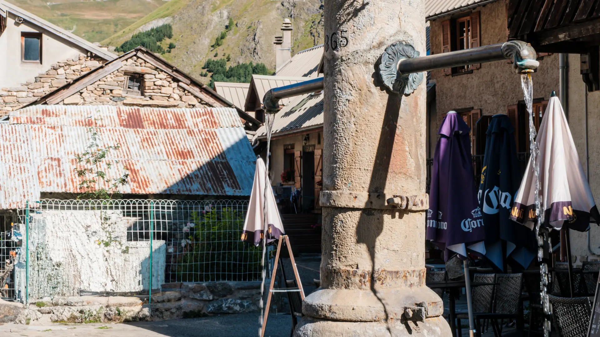 La fontaine de la place de Villar d'Arêne