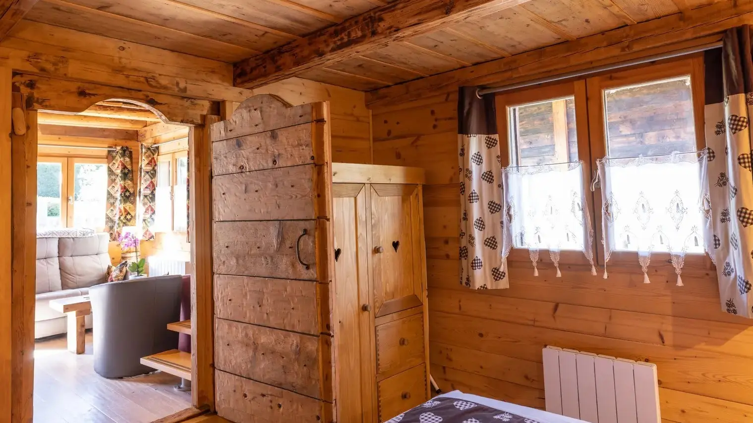 Voilà la chambre parentale, il vous faudra enjamber le seuil.