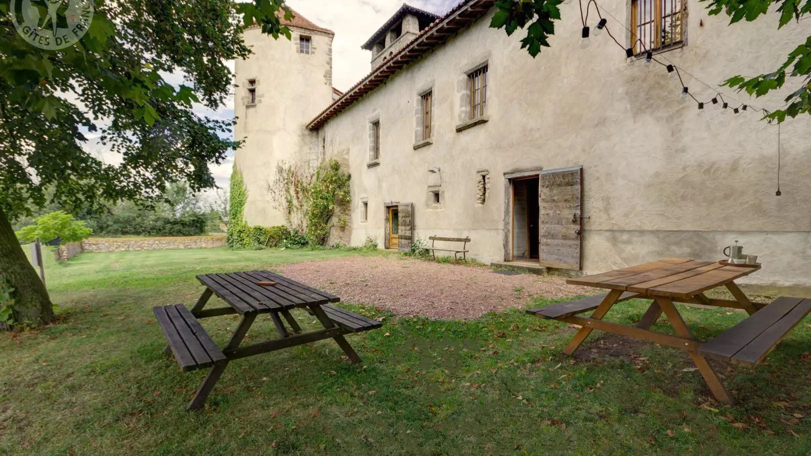 Espace à l'ombre des platanes